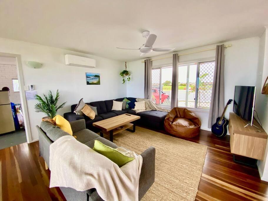 Pet & Family Friendly Ocean Front Beach Cottage Bargara Exterior photo